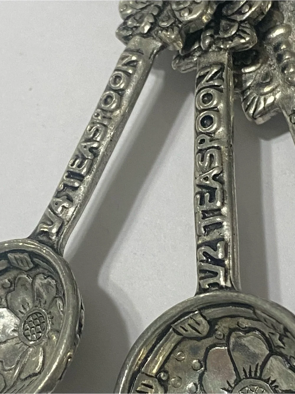 VTG Silver Tone Metal Measuring Spoon Set Embossed Floral Butterfly Kitchen Deco